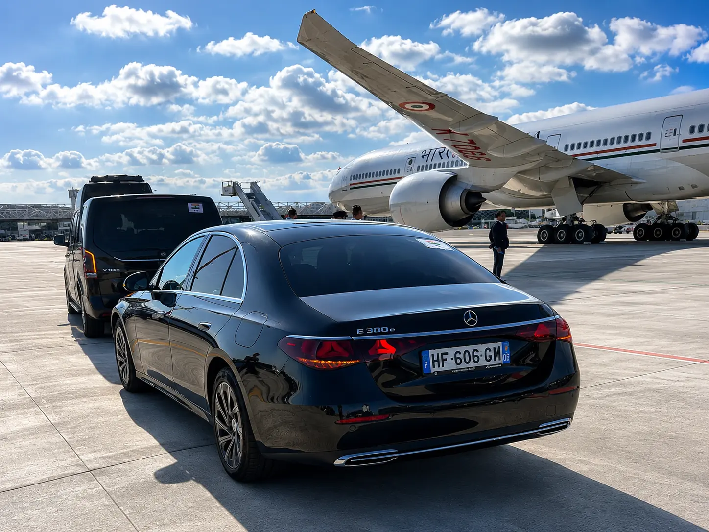 Mercedes Classe E et van Classe V BSM Autodriver sur le tarmac, accueil d’une délégation officielle — chauffeur privé Côte d’Azur