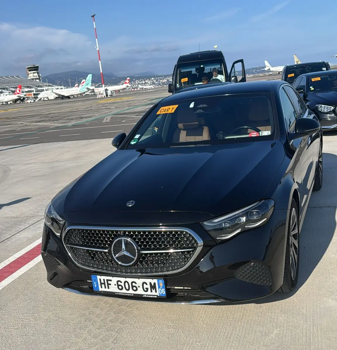 Mercedes Classe E noire à l’aéroport de Nice pour un transfert VTC