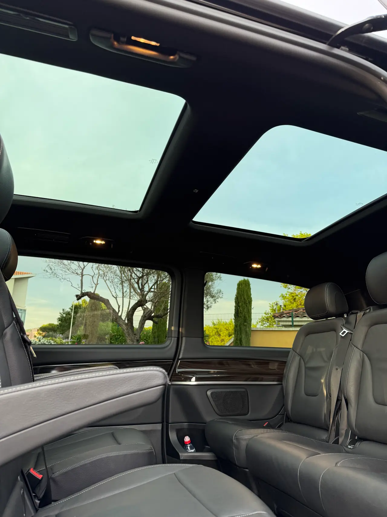 Intérieur Mercedes Classe V avec toit panoramique vitré et sièges cuir